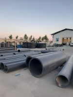 بهترین کاربرد پلی اتیلن اگر به دنبال موادی برای استفاده در تولید محصولات با کیفیت و انعطاف‌پذیر هستید، پلی اتیلن یکی از بهترین گزینه‌ها است. با ویژگی‌های بی‌نظیرش، پلی اتیلن به عنوان یک ماده پلیمری با قابلیت‌های فراوان، در صنایع مختلف از جمله صنایع بسته‌بندی، ساخت قطعات صنعتی، و تولید محصولات خانگی مورد استفاده قرار می‌گیرد. انعطاف‌پذیری بی‌نظیر یکی از ویژگی‌های برجسته پلی اتیلن، انعطاف‌پذیری بی‌نظیر آن است. این ویژگی باعث می‌شود پلی اتیلن بتواند در مقابل ضربه‌ها و فشارهای مختلف مقاومت کند. این ماده در تولید انواع محصولاتی از جمله لوازم خانگی، اسباب بازی، و بسته‌بندی‌های مقاوم و کارآمد بکار می‌رود. مقاومت در برابر شرایط محیطی پلی اتیلن به دلیل مقاومت بالا در برابر شرایط محیطی مختلف، انتخاب مناسبی برای استفاده در بسته‌بندی محصولات است. مقاومت این ماده در برابر رطوبت، حرارت، و تغییرات دمایی، آن را به یک گزینه ایده‌آل برای حفظ کیفیت و ایمنی محصولات در طول مدت‌زمان طولانی تبدیل می‌کند. بازیافت‌پذیری و حفظ محیط زیست یکی از مزایای مهم پلی اتیلن، قابلیت بازیافت آن است. این ویژگی موجب کاهش زباله‌های پلاستیکی و حفظ محیط زیست می‌شود. با استفاده از پلی اتیلن بازیافتی، می‌توان مواد اولیه را صرفه‌جویی کرده و در عین حال به کاهش آلودگی محیط زیست کمک کرد. تنوع در انواع و ابعاد پلی اتیلن در انواع مختلفی از جمله پلی اتیلن با فشار بالا (HDPE)، پلی اتیلن با فشار پایین (LDPE) و پلی اتیلن خطی با فشار بالا (LLDPE) تولید می‌شود. این تنوع به تولیدکنندگان امکان می‌دهد تا ماده‌ای را با ویژگی‌های دقیق مورد نیاز خود انتخاب کنند و محصولات با کیفیت و مناسب برای مصرف‌کنندگان خود تولید کنند.